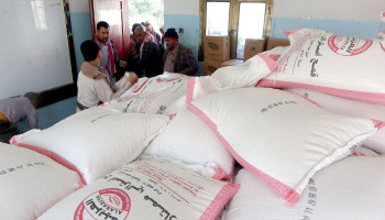 توزيع 500 سلة غذائية للأسر الفقيرة في مديرية بني الحارث بالأمانة