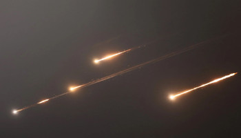 إيران تستهدف العمق الصهيوني بموجة مركبة من الصواريخ والمسيّرات