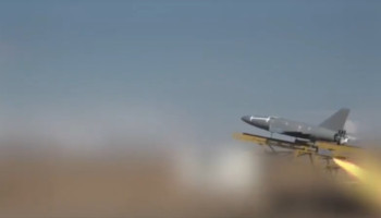 الجيش الإيراني يستهدف بالمسيرات موقع تمركز طائرات التزويد بالوقود في مطار اللدّ