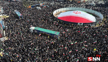 حشود غفيرة بطهران تشارك في تشييع الشهداء لاريجاني وسليماني وطاقم الفرقاطة "دنا"