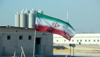 عدوان أمريكي صهيوني يحرق 16 سفينة تجارية للمواطنين بميناء "لنجه" جنوب إيران