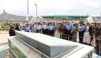 العلامة مفتاح يزور أضرحة الشهداء الصماد والرهوي ورفاقه