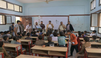 البشري يتفقد سير الدورات والأنشطة الصيفية في مديرية الحالي بالحديدة