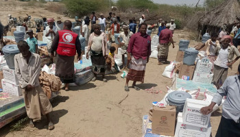 توزّيع مساعدات على 36 أسرة متضررة من السيول والحرائق بالحديدة