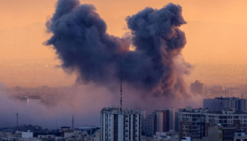 خبراء قانونيون: ضربات واشنطن على إيران ترقى إلى جرائم حرب