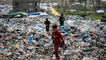 غزة.. تحذيرات من كارثة صحية وبيئية متفاقمة في القطاع مع تكدس النفايات