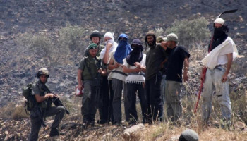 مستوطنون صهاينة يعتدون على الفلسطينيين غرب رام الله