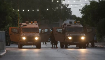 قوات العدو تنفذ حملة اعتقالات واقتحامات في الضفة الغربية