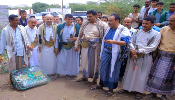 توزيع هدايا رمزية لأسر الشهداء المدنيين في المربع الشرقي بالحديدة