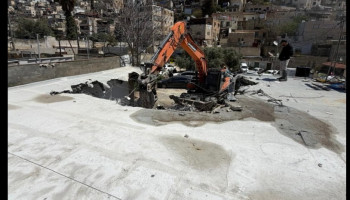 العدو الصهيوني يجبر شقيقين على هدم منزليهما في سلوان