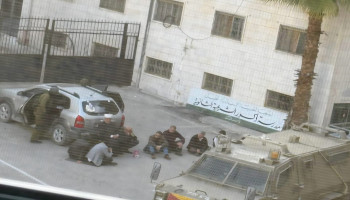 العدو الصهيوني يعتقل وزيرًا أسبق في الخليل ويختطف شابًا في اليامون