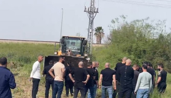 الأهالي يتصدّون لجرافات العدو داخل مقبرة الشيخ عز الدين القسام في حيفا المحتلة