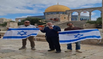 مستوطنون صهاينة يقتحمون المسجد الأقصى ويرفعون علم العدو في باحاته