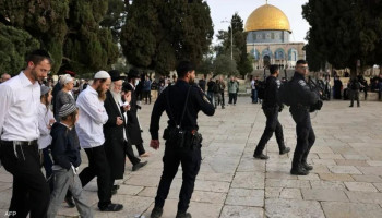 70 مستوطناً يقتحمون باحات الأقصى وينفذون جولات استفزازية
