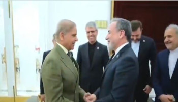 عراقجي يلتقي شريف في إسلام آباد ويبحث معه جهود التهدئة والوضع الإقليمي الراهن