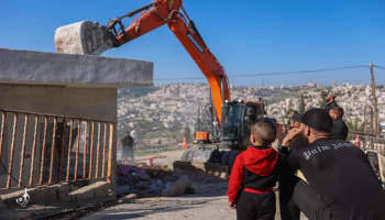 العدو يجبر مقدسيين على هدم منزليهما في جبل المكبر وسلوان