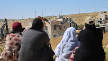 مستوطنون صهاينة يحرقون مركبات بالخليل والعدو يهدم منشآت بالأغوار