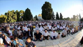 60 ألفاً يؤدون صلاة الجمعة في المسجد الأقصى رغم القيود الصهيونية