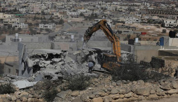 العدو الصهيوني يهدم منزلين ومنشأة تجارية شمال القدس المحتلة