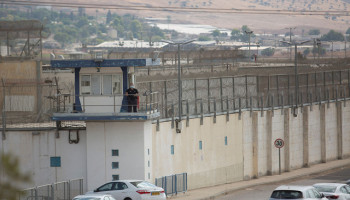العدو الصهيوني يستحدث إجراءات مهينة بسجن "عوفر" خلال لقاء الأسرى بمحاميهم