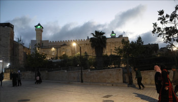 العدو يواصل منع الأذان في الحرم الإبراهيمي لليوم التاسع ويكثف إجراءاته لتغيير معالمه التاريخية