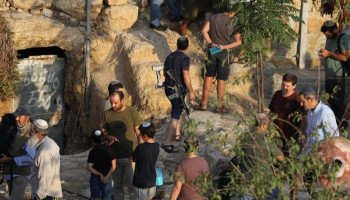مستوطنون يجرفون أراضيَ في كفر نعمة ويقتحمون برقا والعدو ينصب حاجزين في محيط رام الله