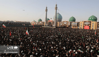 ملايين المشيّعين يؤدون صلاة الجنازة على جثمان الشهيد السيد علي خامنئي في قم