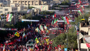 حشود مليونية تشارك في تشييع السيد علي خامنئي  في مدينة مشهد