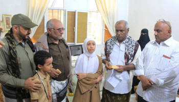 تكريم حافظة لكتاب الله من أبناء الشهداء في مديرية الميناء بالحديدة
