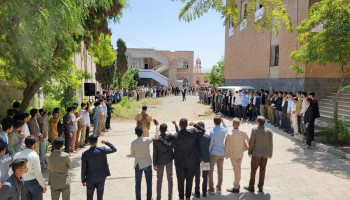 وقفة بجامعة حجة تنديداً بالعدوان السعودي على مطار صنعاء الدولي