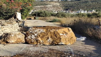 العدو يغلق طرقًا فرعية وشارعًا داخليًا في قرية مردا شمال سلفيت