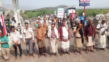مسيرة في القبيطة بلحج تنديدًا بالعدوان السعودي على مطار صنعاء