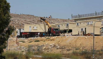 العدو الصهيوني يدفع بكرفانات جديدة تمهيدًا لإقامة مستوطنة في طوباس
