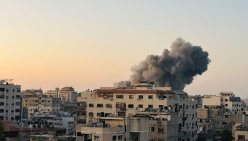 العدو الصهيوني يدمر مسجدًا وسط مدينة غزة
