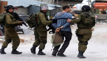 قوات العدو تعتقل 7 فلسطينيين من مدينة نابلس بالضفة