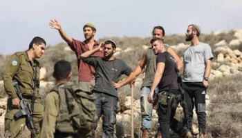 مستوطنون صهاينة يعتدون على مواطنين والعدو يعتقل شابين شمال شرق رام الله