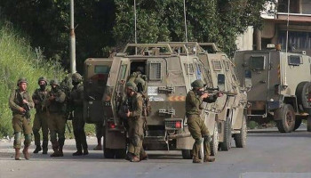 العدو يقتحم مدينة قلقيلية وقريتي عزون عتمة وبيت أمين ويُداهم منازل المواطنين