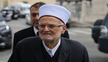 الشيخ عكرمة صبري يُحذّر من تفريغ الأحياء المحيطة بالأقصى بهدف عزل المسجد عن حواضنه