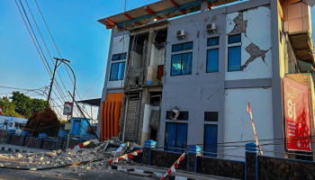 حصيلة زلزال اندونيسيا ترتفع إلى 38 قتيلاً وإجلاء نزلاء فندق متضرر في لابوان باجو