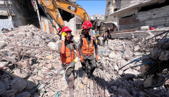 انتشال رفات 9 شهداء من موقعين في حي الزيتون بغزة