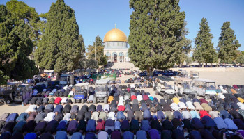 عشرات آلاف يؤدون صلاة الجمعة في المسجد الأقصى المبارك