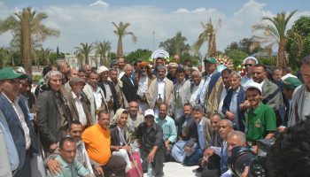 نائب رئيس الوزراء المداني ومنتسبو وزارة الإدارة المحلية يزورون أضرحة الشهداء القادة