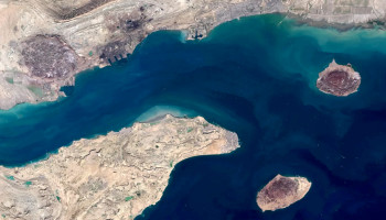 عدوان أميركي غاشم على جزيرة لارك الإيرانية