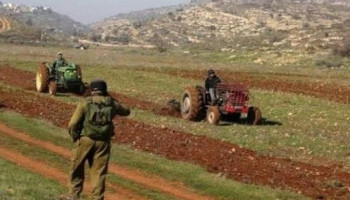 العدو الصهيوني يستولي على جرار زراعي في الأغوار الشمالية