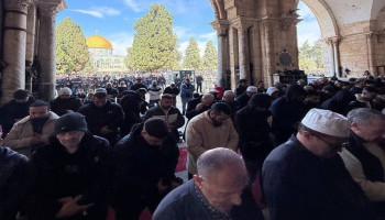 عشرات الآلاف يؤدون صلاة الجمعة في الأقصى رغم تشديدات الاحتلال