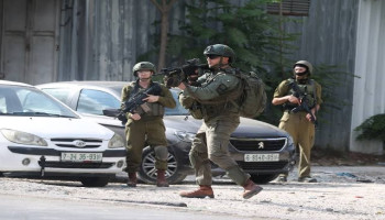 العدو يطلق قنابل الغاز تجاه مركبات الفلسطينيين عند حاجز "جبع" شمال القدس