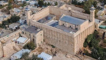 إغلاق متكرر ومنع الأذان.. الحرم الإبراهيمي تحت وطأة تصعيد كيان العدو
