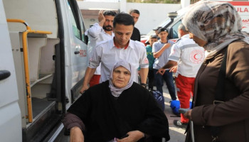مغادرة 45 مريضًا ومرافقًا عبر معبر رفح لتلقي العلاج خارج غزة