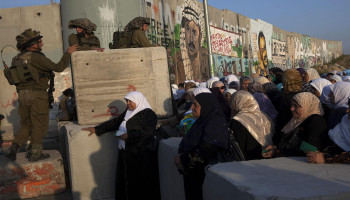 925 عائقًا صهيونيًا تحاصر حركة الفلسطينيين في الضفة المحتلة