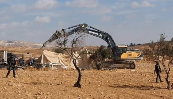 العدو يهدم منزلاً وبئر مياه وحظائر في الديرات شرق يطا